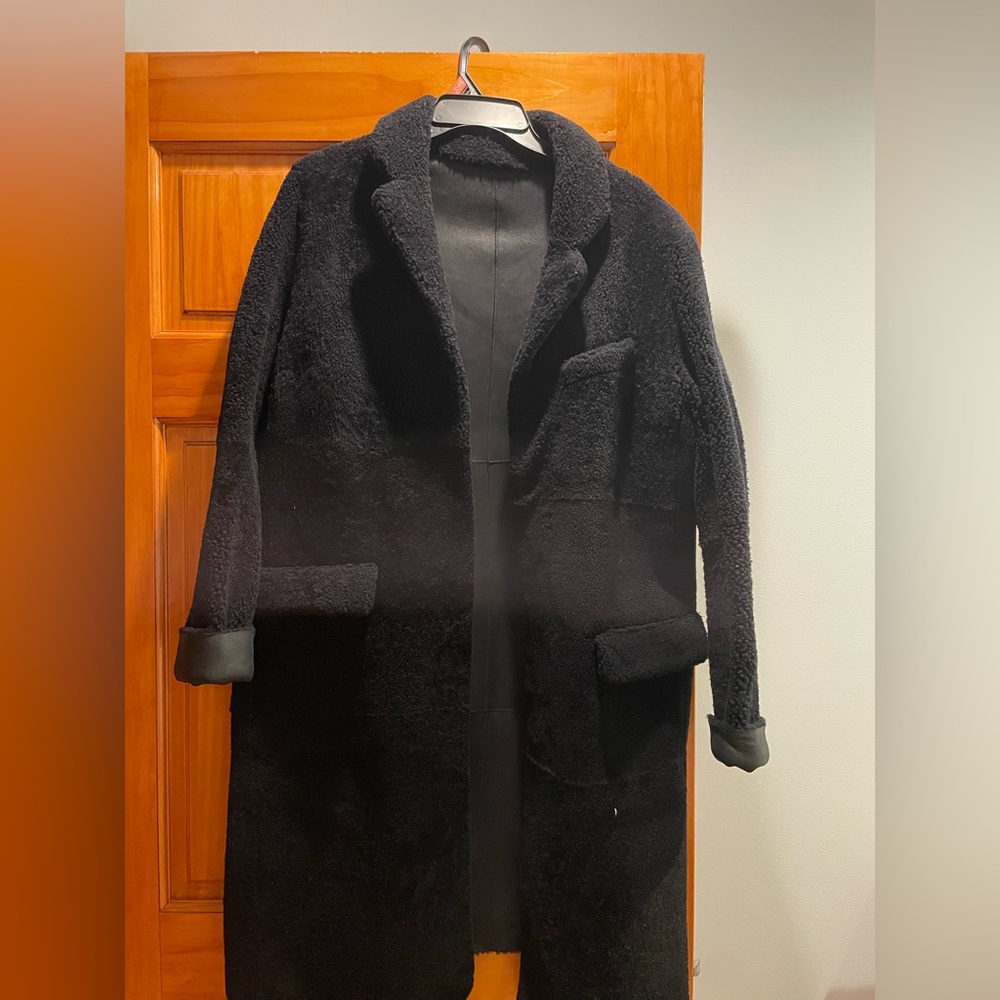 32 Paradis Sprung Freres
Women's Black Reversible Shearling Lamb Skin Coat